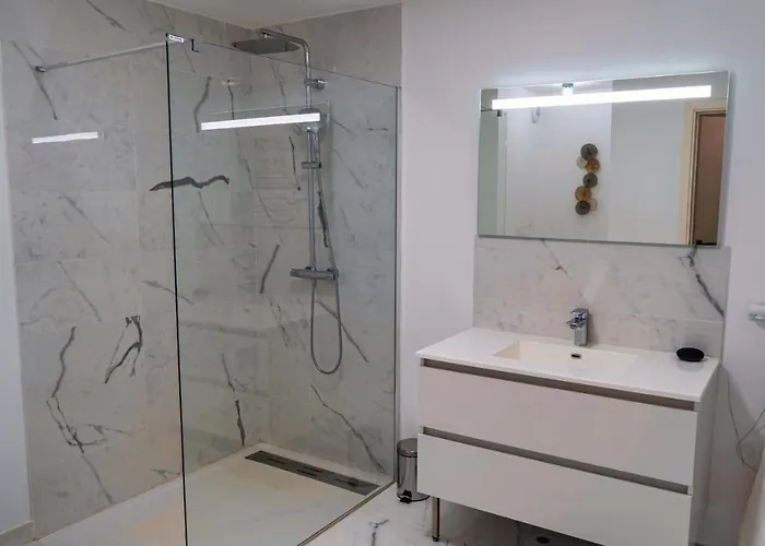 Solaneos Propose Magnifique T4 Neuf Sur Le Port Avec Piscine Chauffee Apartamento